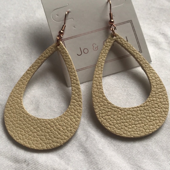 3/$20 🌟White/cream faux leather teardrop earrings - Picture 3 of 3